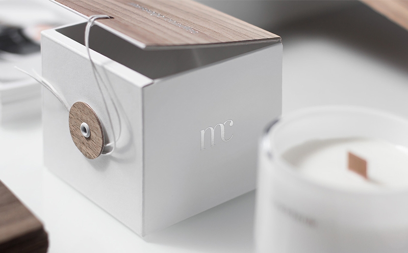 蠟燭包裝設計靈感來源于木芯，天然的紋理與純白色的搭配