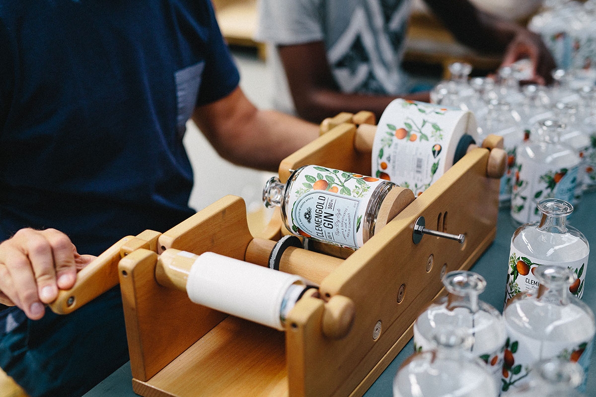 經(jīng)典海角干燥風(fēng)格，淡淡的柑橘味白酒包裝設(shè)計(jì)